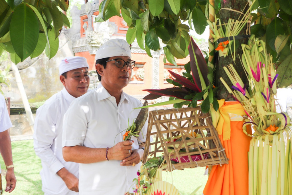 Rahina Tumpek Wariga, Sekda Adi Arnawa Sembahyang Bersama